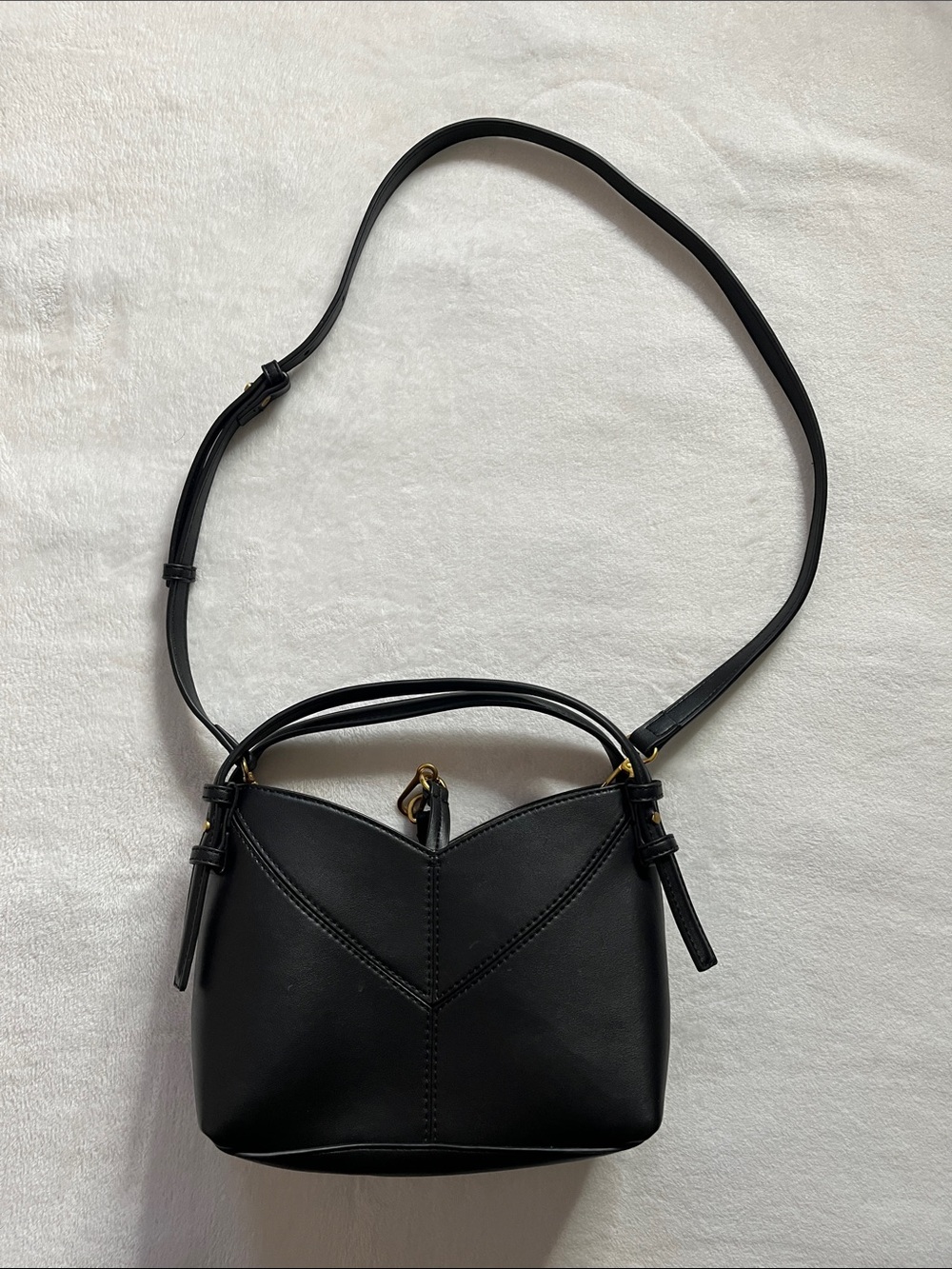 Zara Black Mini bucket bag with V stitch design - Picture 2 of 9